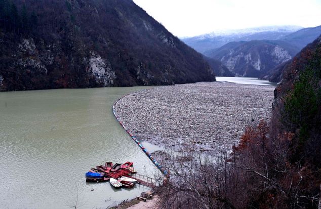 نهر دارينا في البوسنة يتحول إلى مكب نفايات 33-10