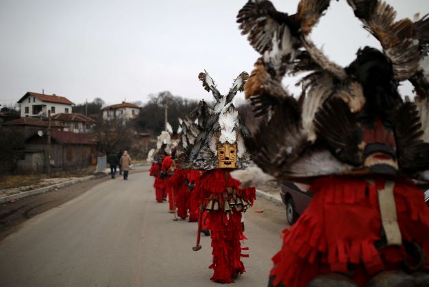 بلغاريون يرتدون أقنعة من الريش احتفالا بالعام الجديد 33-4