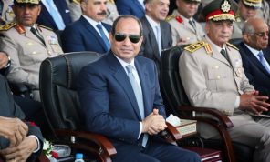 فايننشال تايمز: خيارات السيسي للمراوغة تضيق ولا يمكنه تجاهل دور الجيش في الاقتصاد المصري