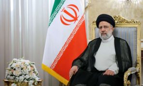 فايننشال تايمز: في تظاهرات إيران لا أحد يغضب من الرئيس فهو بلا أجندة وينفذ أوامر المرشد