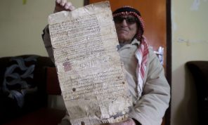 بوثيقة عثمانية.. فلسطيني يدافع عن أرضه في مواجهة الاستيطان الإسرائيلي