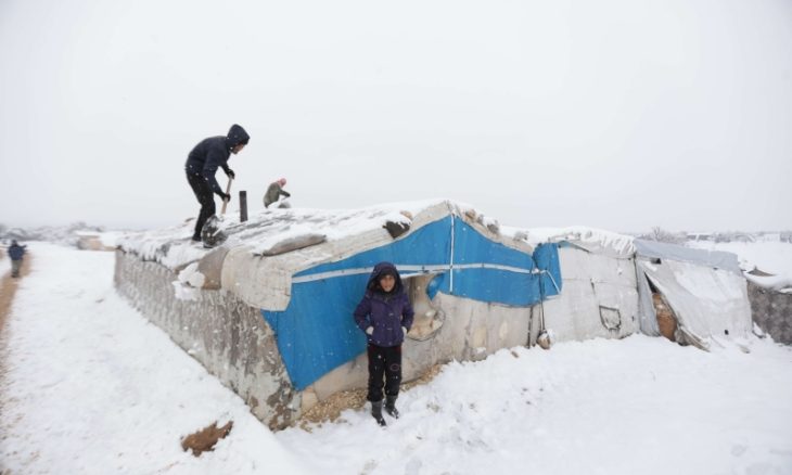 الثلوج تفاقم معاناة النازحين في المخيمات 8-3-730x438