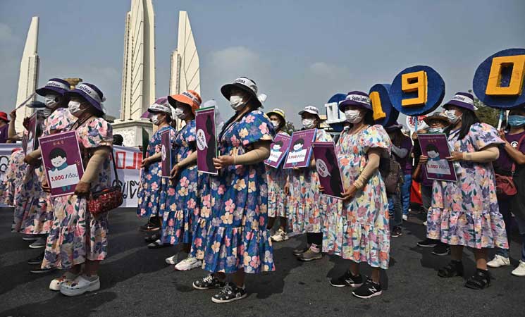 النساء يتظاهرن دفاعا عن حقوقهن المهددة في العالم