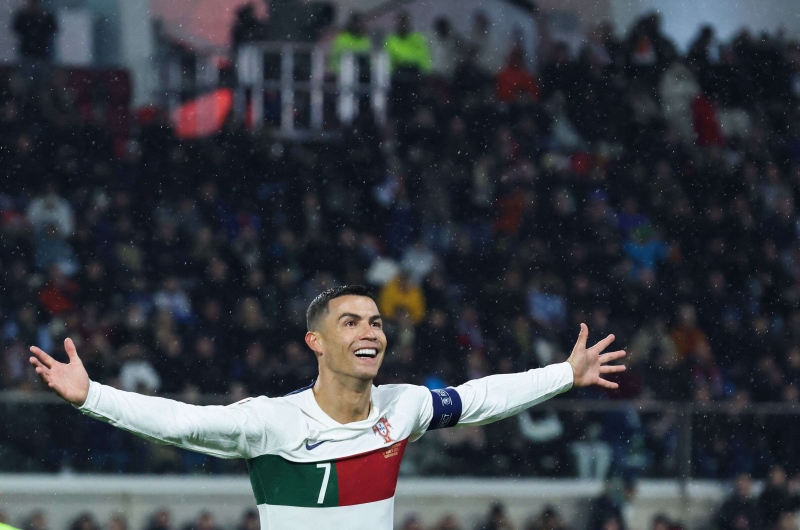 هكذا تصرف رونالدو مع مشجع بقميص النصر اقتحم ملعب مباراة البرتغال ولوكسمبورغ- (فيديو)