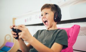 طفلك مدمن على الألعاب الإلكترونية؟ إليك العلاج