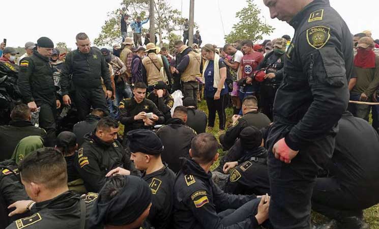 الإفراج عن رهائن احتجزهم محتجون ضد شركة نفط في كولومبيا