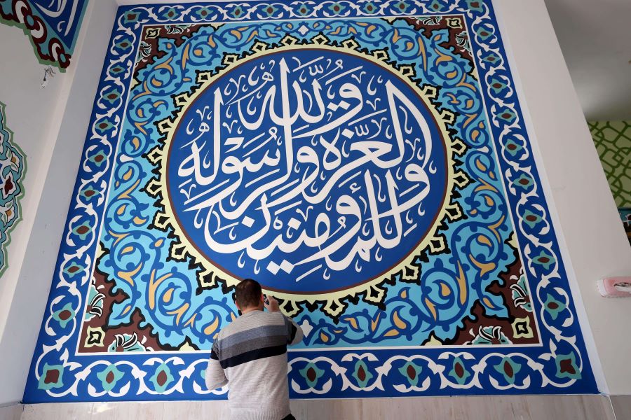 فنان فلسطيني يزين جدران المساجد بزخارف إسلامية 11-12