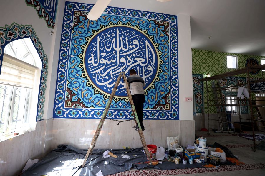 فنان فلسطيني يزين جدران المساجد بزخارف إسلامية 22-10