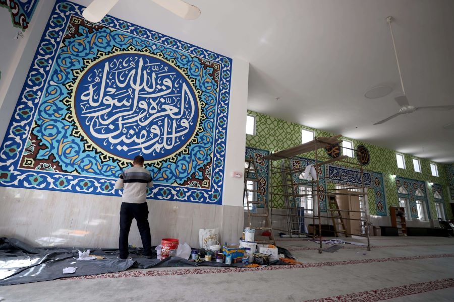 فنان فلسطيني يزين جدران المساجد بزخارف إسلامية 33-7