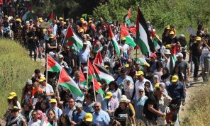 الآلاف من فلسطينيي الداخل يشاركون في مسيرة العودة السنوية تزامناً مع الاحتفال بـ”استقلال إسرائيل”- (فيديوهات)