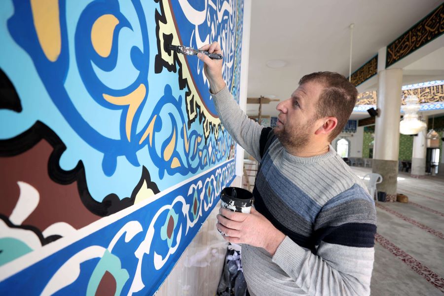 فنان فلسطيني يزين جدران المساجد بزخارف إسلامية 44-8