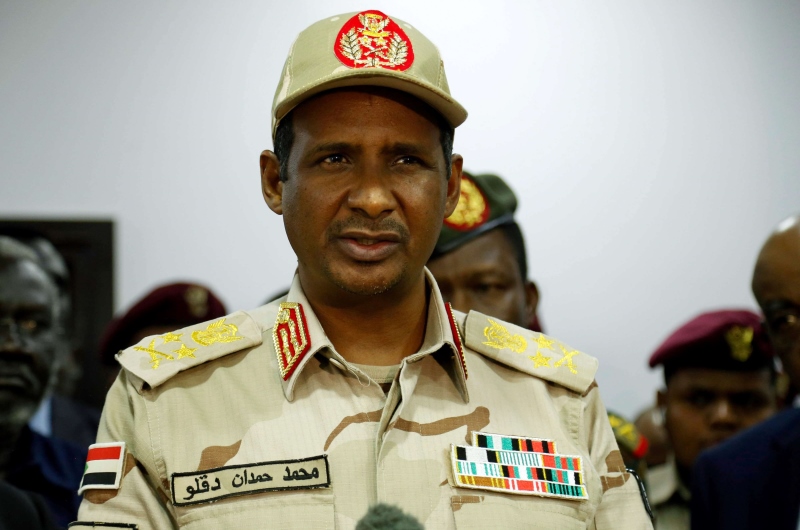 الجيش السوداني يعلن هروب “حميدتي” من مخبئه بعد انسحاب حراسه- (صورة وفيديو)