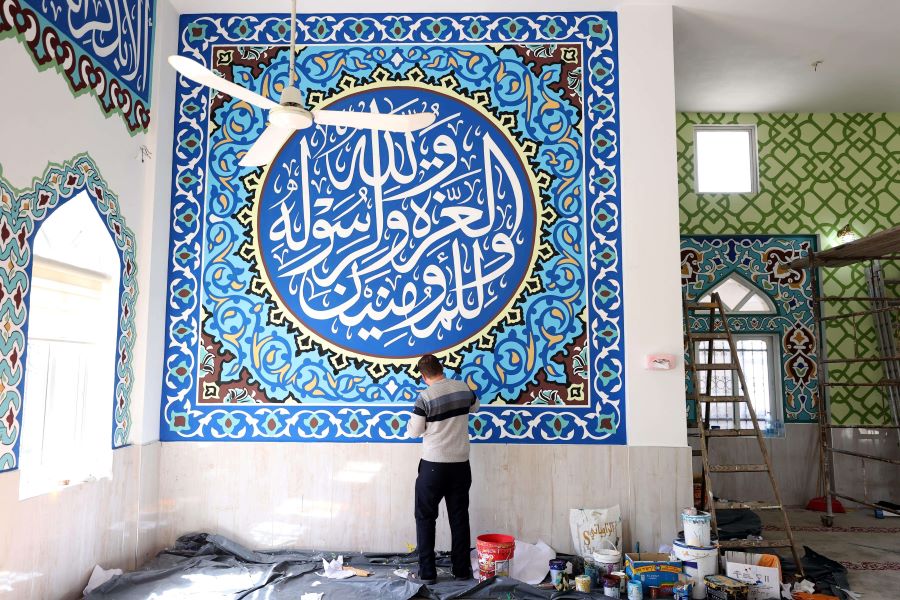 فنان فلسطيني يزين جدران المساجد بزخارف إسلامية 55-6