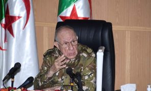 قائد جيش الجزائر يحذر من “المنظمات التخريبية التي تسعى لخلق الفوضى”