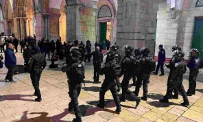 قوات الاحتلال تقتحم المسجد الأقصى وتعتدي على المصلين.. والمعتكفات يستغثن “الله يا الله”- (صور وفيديوهات)