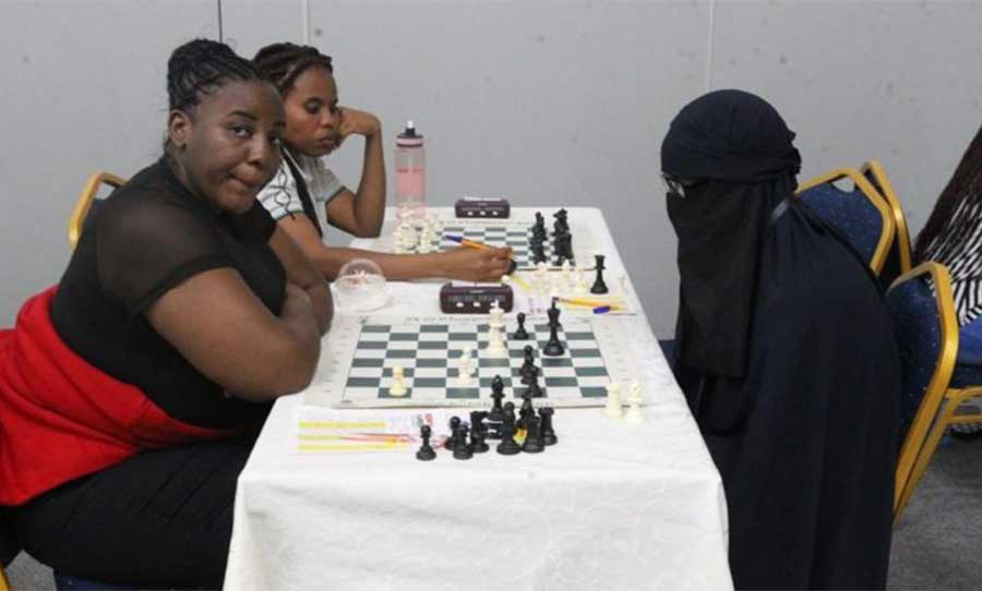 لاعب شطرنج كيني يتنكر بنقاب ليفوز بالجائزة المالية للبطولة النسائية المفتوحة