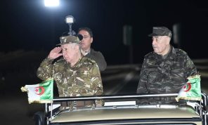 الجيش الجزائري ينفذ مناورات تكتيكية ليلية بالذخيرة الحيةـ (صورة وفيديو)