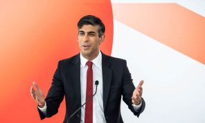 رئيس الوزراء البريطاني يتراجع عن تعهد المحافظين في 2019 بخفض أعداد المهاجرين