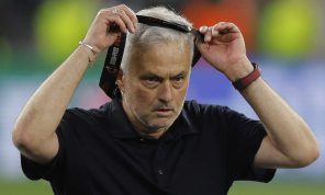 إيقاف مورينيو 4 مباريات بسبب الإساءة لحكم نهائي الدوري الأوروبي
