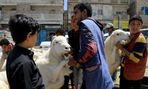 “حرب اقتصادية” تنغّص على اليمنيين فرحة عيد الأضحى