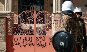 متظاهرون يقتحمون السفارة السويدية في بغداد احتجاجا على إحراق نسخة من المصحف- (صور وفيديو) 