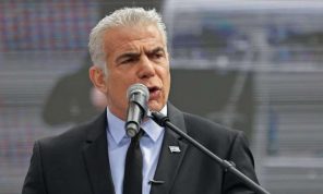 زعيم المعارضة يائير لبيد يشهد ضد نتنياهو بتهم الفساد في المحكمة