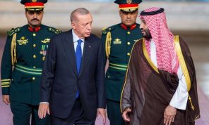 ديلي تلغراف: غياب أمريكا عن الشرق الأوسط فتح الباب لتحول العلاقات بين القوى من تركيا والسعودية إلى إيران