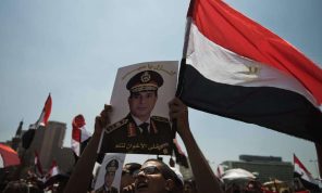 عشرة أعوام على انقلاب السيسي: الدور الأمريكي الغائب في تشجيع الجيش على التحرك ومنحه الضوء الأخضر