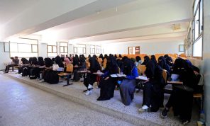 الحوثيون يفصلون الطلاب عن الطالبات في كلية الإعلام بجامعة صنعاء “تجنبًا للفتنة”