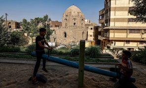 “نيويورك تايمز”: أحلام السيسي الممولة بالدَّيْن تدمِّر المعالم التاريخية للقاهرة وتأخذ معها الخضرة القليلة