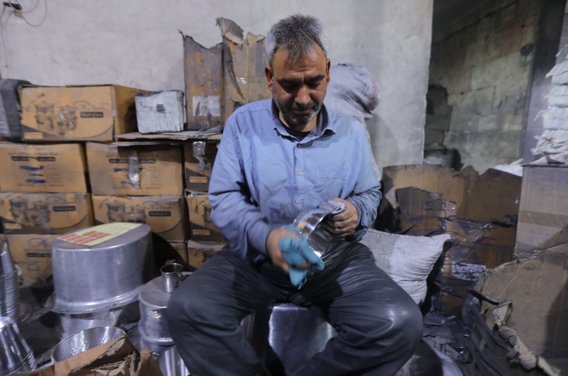نازحون سوريون يحولون المخلفات المعدنية لأواني طبخ 6-20
