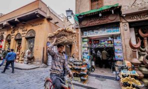 بين التراجيديا والعبث يرفع السيسي الستار عن مسرحية الانتخابات