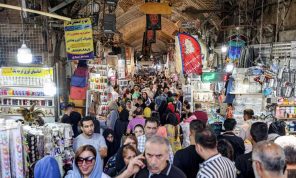 الأزمة الاقتصادية تتجاوز الحجاب في سلّم أولويات الإيرانيين بعد عام على الاحتجاجات