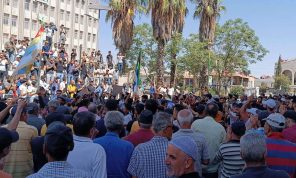أكبر تظاهرة مناهضة للنظام منذ بدء الاحتجاجات في جنوب سوريا- (صور وفيديو)