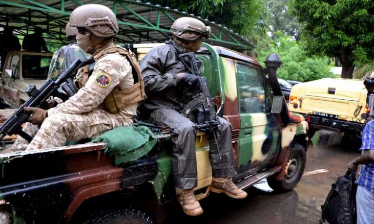 المجلس العسكري في مالي يعلن شن غارات جوية استهدفت “إرهابيين”