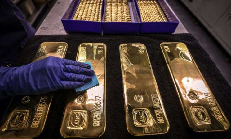 الذهب يتماسك فوق 2000 دولار مدعوما بالطلب على الملاذات الآمنة