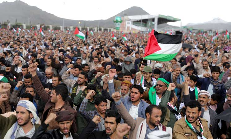 الحكومة اليمنية تؤكد أن ممارسات إسرائيل “جرائم ضد الإنسانية”.. والحوثيون: نراقب الوضع عن كثب