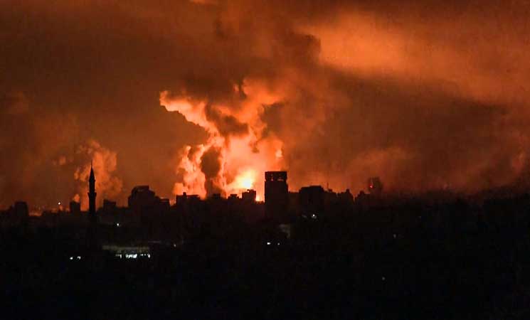 القنابل والنيران الإسرائيلية تحول ليل غزة إلى نهار- (صور)