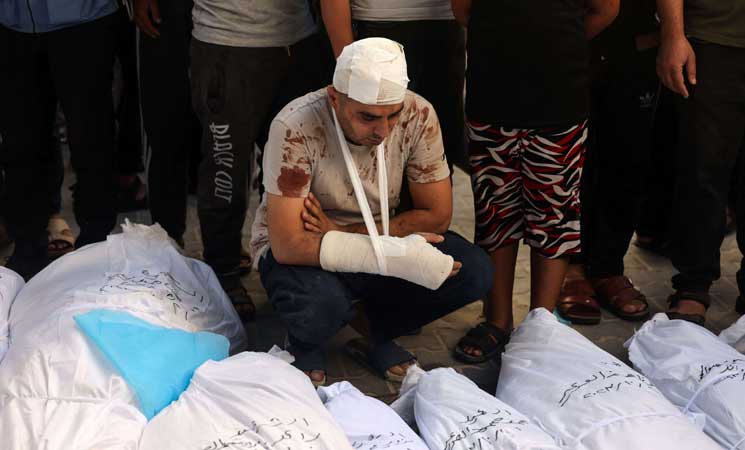 المكتب الإعلامي في غزة: دفن 43 شهيدا مجهول الهوية في مقبرة جماعية