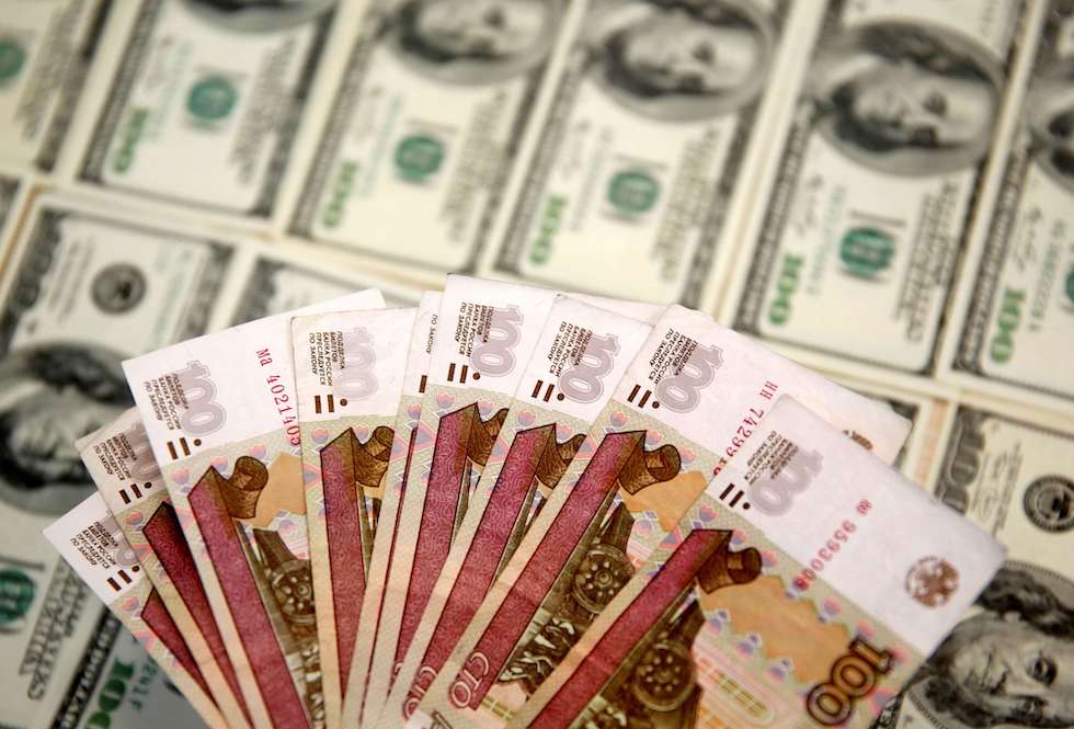 سعر صرف الدولار يتجاوز 99 روبل لأول مرة منذ 15 أغسطس