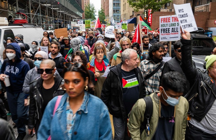 المئات يتظاهرون في نيويورك دعماً لغزة ورفضاً للدعم الأمريكي لإسرائيل- (صور)