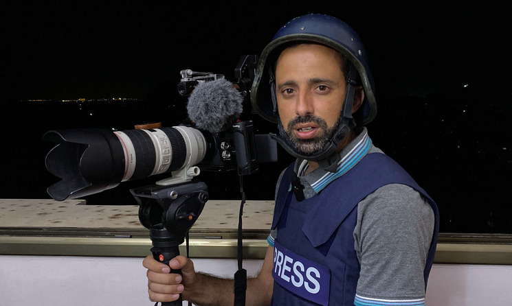 صحافي يستقبل مولودا جديدا خلال تغطيته لحرب غزة