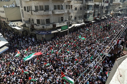 آلاف الأردنيين يهتفون في مسيرة: “افتحوا الحدود” و”الشعب يريد تحرير فلسطين”- (فيديو)