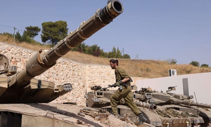 レバノン南部国境付近でイスラエルのメルカバ戦車に乗る込むイスラエル兵-AFP