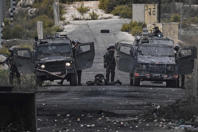 إسرائيل تعتقل 35 فلسطينياً في الضفة المحتلة ليرتفع العدد إلى 1590