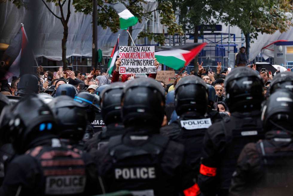 رغم الحظر.. الآلاف يتظاهرون في باريس دعما لفلسطين والشرطة تفرقهم بالغاز المسيل للدموع- (صور وفيديو)