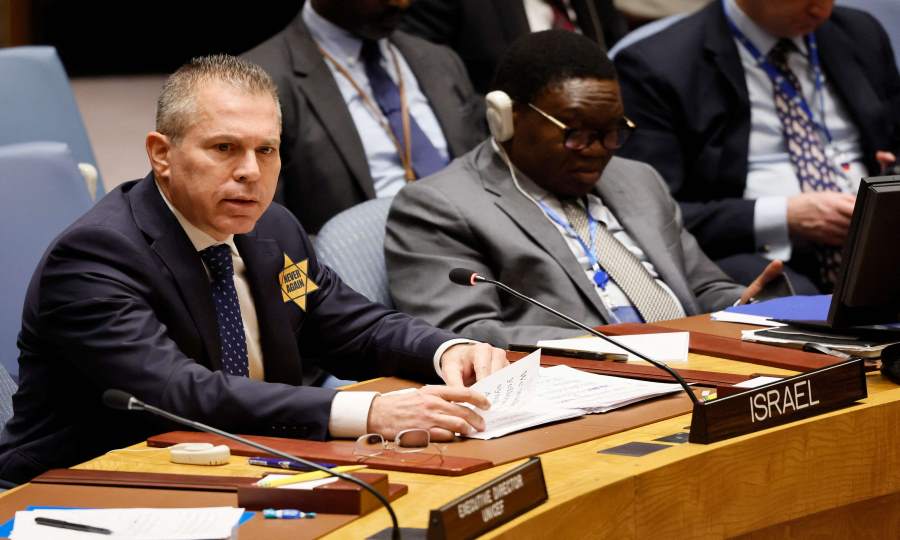 سفير إسرائيل بالأمم المتحدة يثير ضجة بعد ارتداء نجمة صفراء على سترته