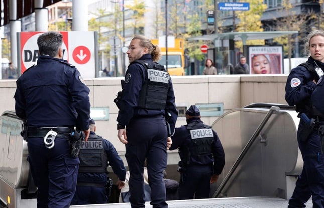 الشرطة الفرنسية فتحت النار على امرأة محجّبة بزعم إطلاقها “تهديدات” في محطة للقطار في باريس- (فيديو)