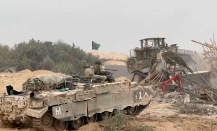 دبابات إسرائيلية على أطراف مدينة غزة تقطع الطريق الرئيسي بين شمال القطاع وجنوبه