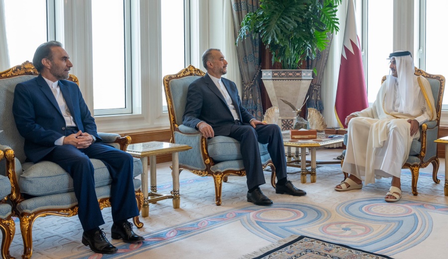 وزير الخارجية الإيراني يلتقي أمير قطر ويحذر من “خروج الأوضاع عن السيطرة”